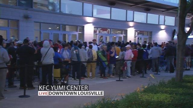 Χιλιάδες άτομα στην ουρά για να αγοράσουν εισιτήριο για την κηδεία του Μοχάμεντ Αλι [εικόνες&βίντεο] | iefimerida.gr 0