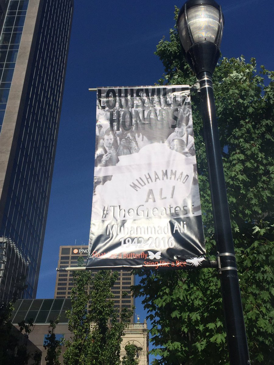 Χιλιάδες άτομα στην ουρά για να αγοράσουν εισιτήριο για την κηδεία του Μοχάμεντ Αλι [εικόνες&βίντεο] | iefimerida.gr 1