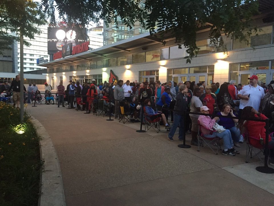 Χιλιάδες άτομα στην ουρά για να αγοράσουν εισιτήριο για την κηδεία του Μοχάμεντ Αλι [εικόνες&βίντεο] | iefimerida.gr 2