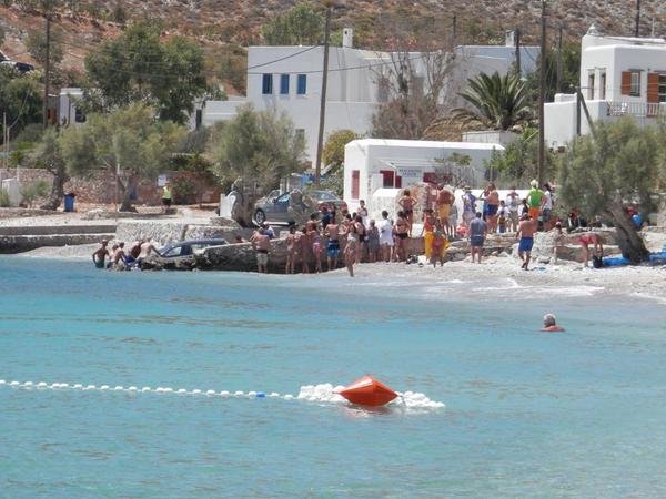 Φολέγανδρος: Ξέχασαν το χειρόφρενο και το αμάξι έκανε... μπάνιο [εικόνες] | iefimerida.gr 1