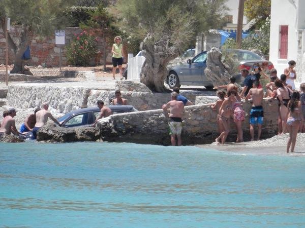 Φολέγανδρος: Ξέχασαν το χειρόφρενο και το αμάξι έκανε... μπάνιο [εικόνες] | iefimerida.gr 3