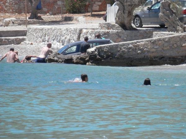 Φολέγανδρος: Ξέχασαν το χειρόφρενο και το αμάξι έκανε... μπάνιο [εικόνες] | iefimerida.gr 0