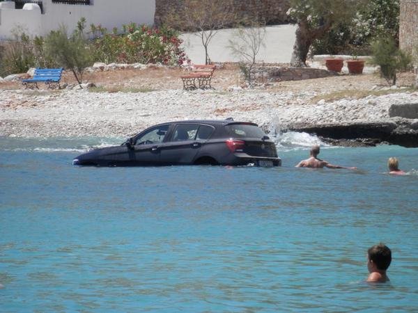 Φολέγανδρος: Ξέχασαν το χειρόφρενο και το αμάξι έκανε... μπάνιο [εικόνες] | iefimerida.gr 2