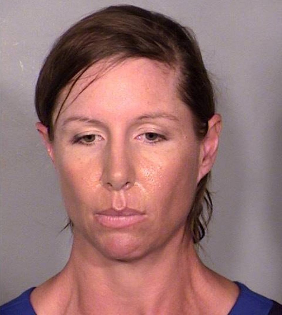 Αυτή είναι η γυναίκα που πέταξε παπούτσι στην Χίλαρι Κλίντον [εικόνες & βίντεο] | iefimerida.gr 0