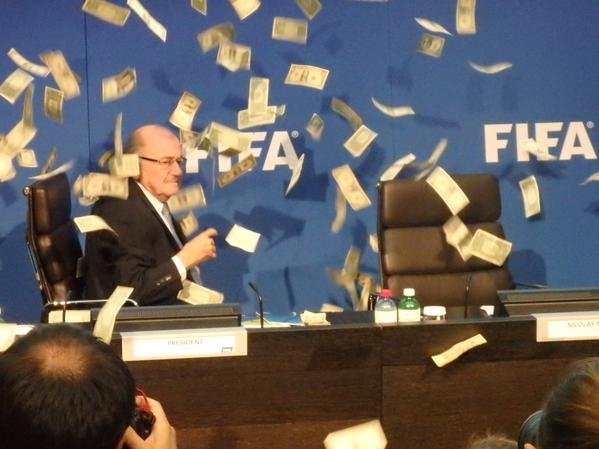 FIFA: Επίθεση με... χαρτονομίσματα στον τρομαγμένο Ζεπ Μπλάτερ [εικόνες & βίντεο] | iefimerida.gr 1
