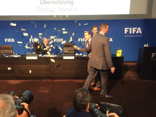 FIFA: Επίθεση με... χαρτονομίσματα στον τρομαγμένο Ζεπ Μπλάτερ [εικόνες & βίντεο] | iefimerida.gr 2