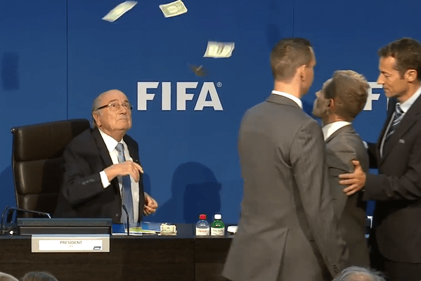 FIFA: Επίθεση με... χαρτονομίσματα στον τρομαγμένο Ζεπ Μπλάτερ [εικόνες & βίντεο] | iefimerida.gr 4