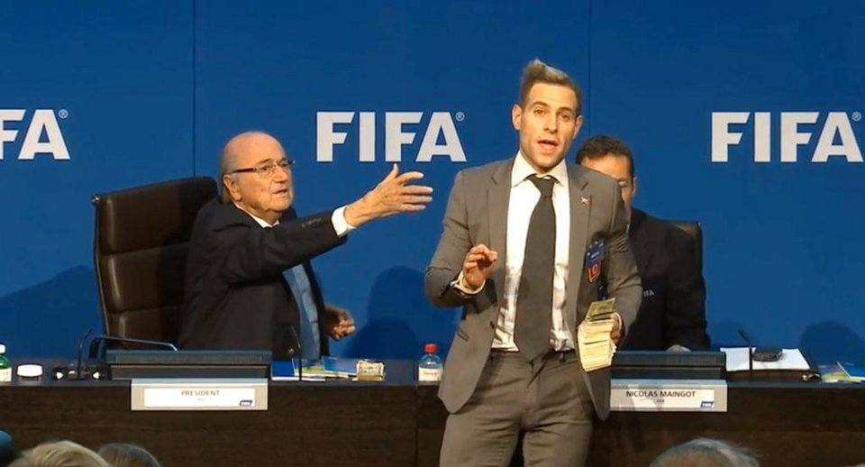 FIFA: Επίθεση με... χαρτονομίσματα στον τρομαγμένο Ζεπ Μπλάτερ [εικόνες & βίντεο] | iefimerida.gr 0