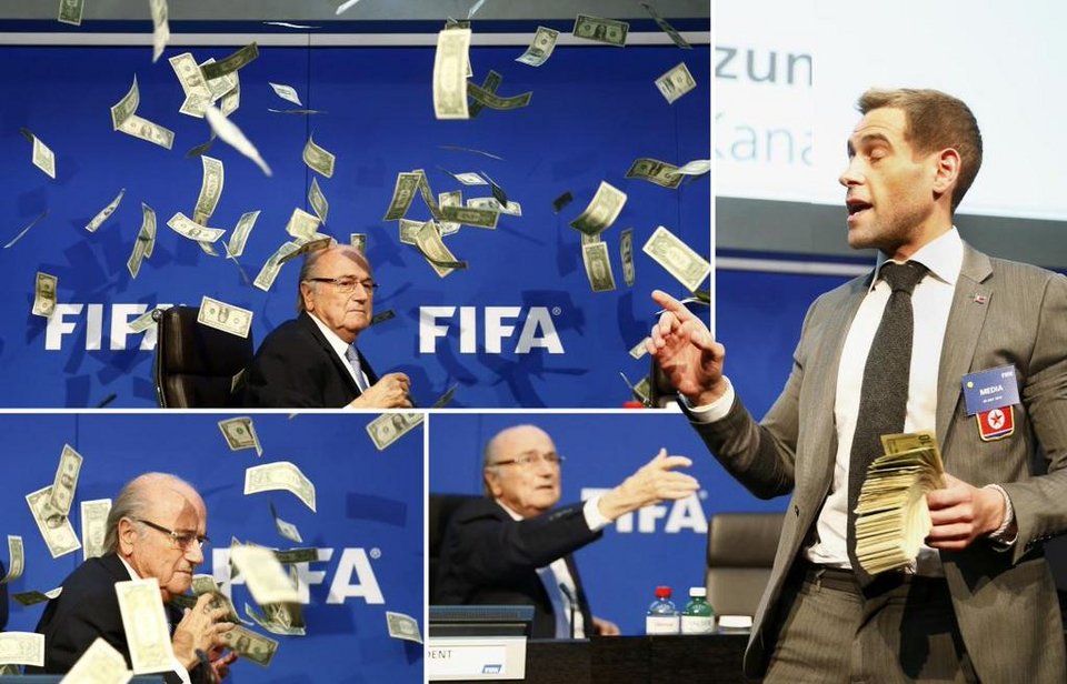 FIFA: Επίθεση με... χαρτονομίσματα στον τρομαγμένο Ζεπ Μπλάτερ [εικόνες & βίντεο] | iefimerida.gr 6