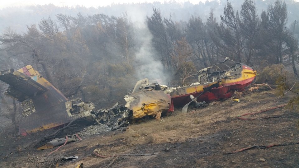 Ο,τι απέμεινε από το καναντέρ που έπεσε στα Δερβενοχώρια -Συντρίμμια και μαυρισμένες λαμαρίνες [εικόνες] | iefimerida.gr 1