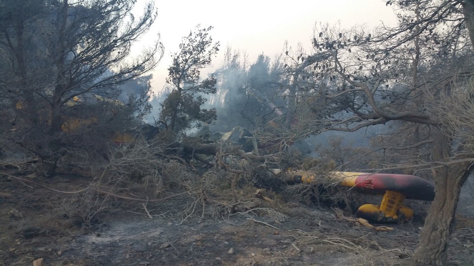 Ο,τι απέμεινε από το καναντέρ που έπεσε στα Δερβενοχώρια -Συντρίμμια και μαυρισμένες λαμαρίνες [εικόνες] | iefimerida.gr 2