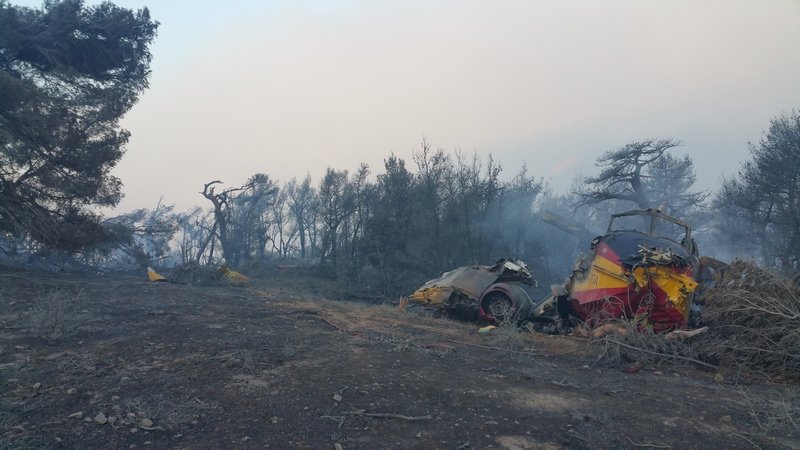 Ο,τι απέμεινε από το καναντέρ που έπεσε στα Δερβενοχώρια -Συντρίμμια και μαυρισμένες λαμαρίνες [εικόνες] | iefimerida.gr 3