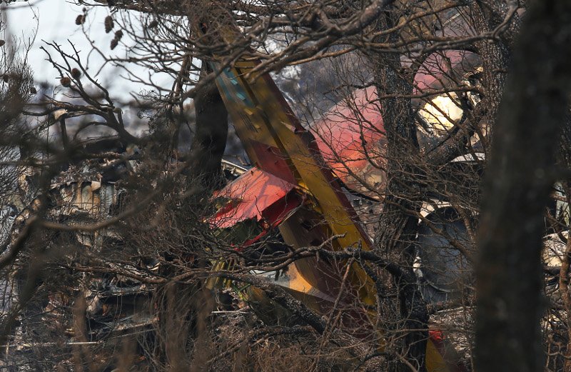 Ο,τι απέμεινε από το καναντέρ που έπεσε στα Δερβενοχώρια -Συντρίμμια και μαυρισμένες λαμαρίνες [εικόνες] | iefimerida.gr 5