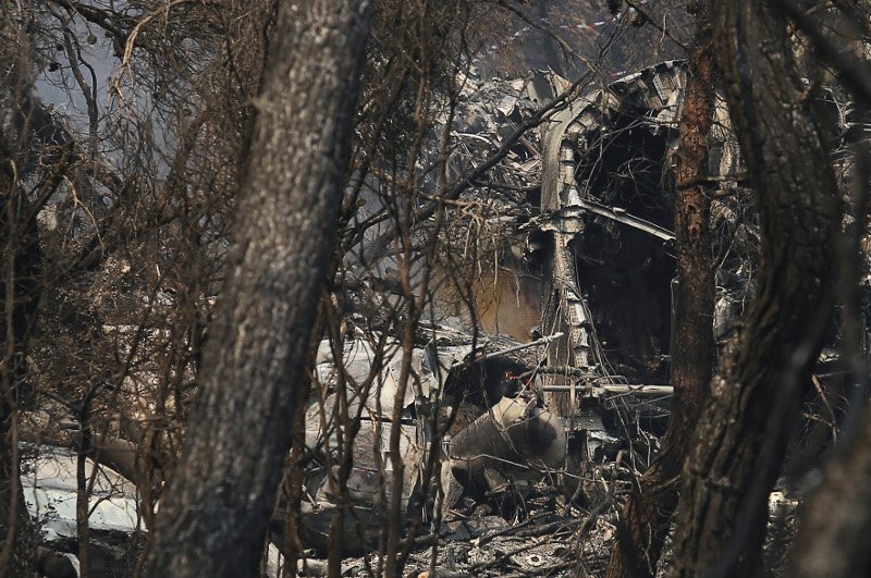 Ο,τι απέμεινε από το καναντέρ που έπεσε στα Δερβενοχώρια -Συντρίμμια και μαυρισμένες λαμαρίνες [εικόνες] | iefimerida.gr 6