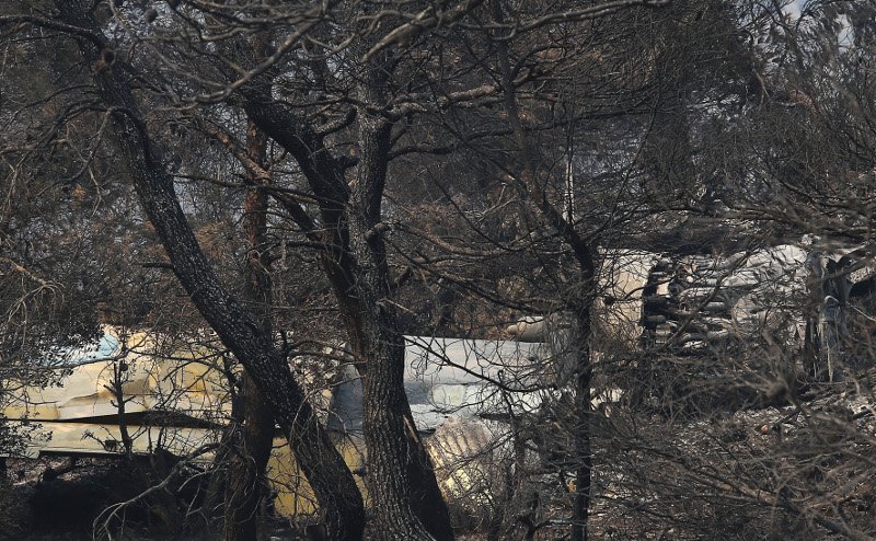 Ο,τι απέμεινε από το καναντέρ που έπεσε στα Δερβενοχώρια -Συντρίμμια και μαυρισμένες λαμαρίνες [εικόνες] | iefimerida.gr 7