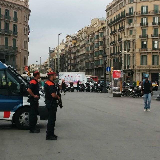 Τρόμος στη Βαρκελώνη -Μασκοφόροι άνοιξαν πυρ σε ξενοδοχείο στη Ράμπλα [εικόνες] | iefimerida.gr 11
