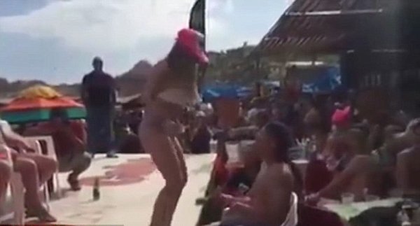 Κέρδισε βραβείο με τον αισθησιακό της χορό... αλλά έχασε τη δουλειά της -Τι συνέβη [εικόνες & βίντεο] | iefimerida.gr 1