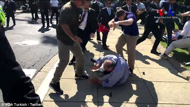 Αγρια επίθεση από σωματοφύλακες του Ερντογάν κατά Κούρδων διαδηλωτών– 9 τραυματίες [εικόνες & βίντεο]  | iefimerida.gr 4