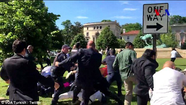 Αγρια επίθεση από σωματοφύλακες του Ερντογάν κατά Κούρδων διαδηλωτών– 9 τραυματίες [εικόνες & βίντεο]  | iefimerida.gr 0