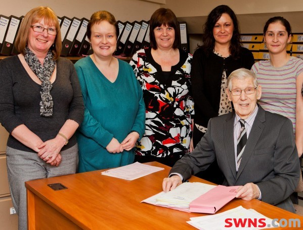 Εργαζόμενος ετών εκατό - 86 χρόνια στο «κουρμπέτι» [εικόνες] | iefimerida.gr 0