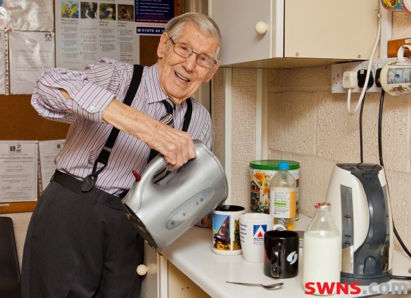 Εργαζόμενος ετών εκατό - 86 χρόνια στο «κουρμπέτι» [εικόνες] | iefimerida.gr 1