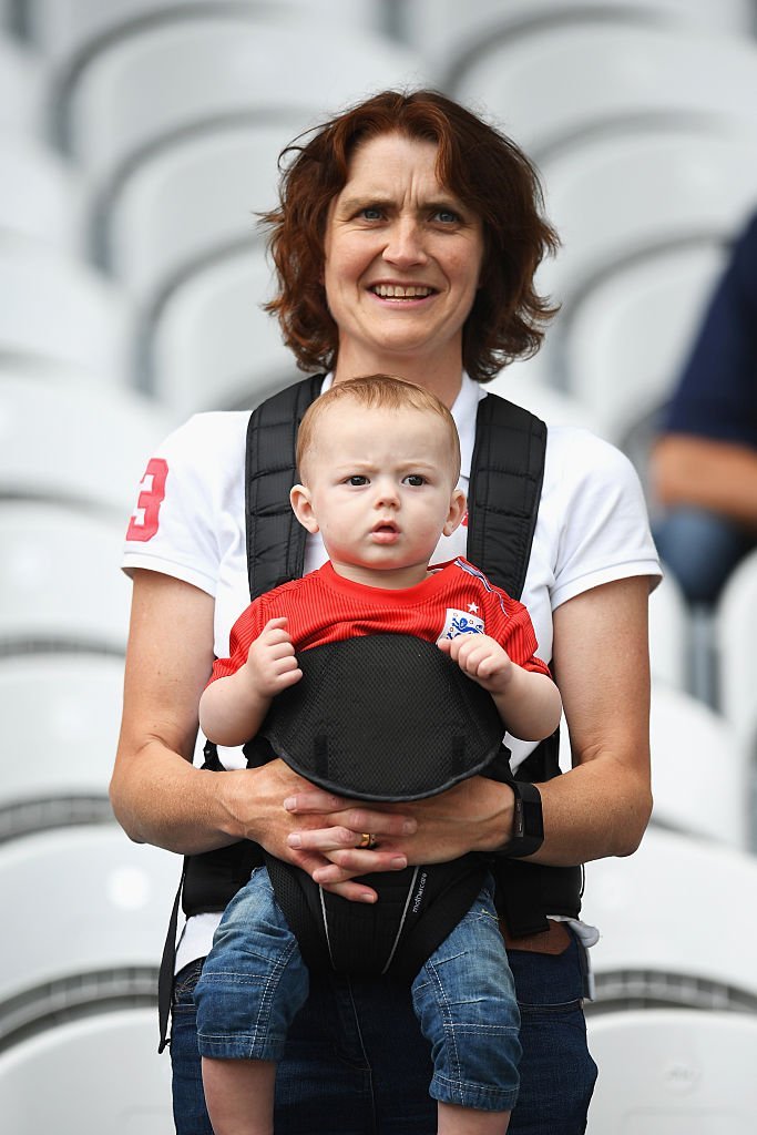 Η Βασίλισσα Ελισάβετ έγινε... πανό και πήγε στο EURO 2016 [εικόνες] | iefimerida.gr 0