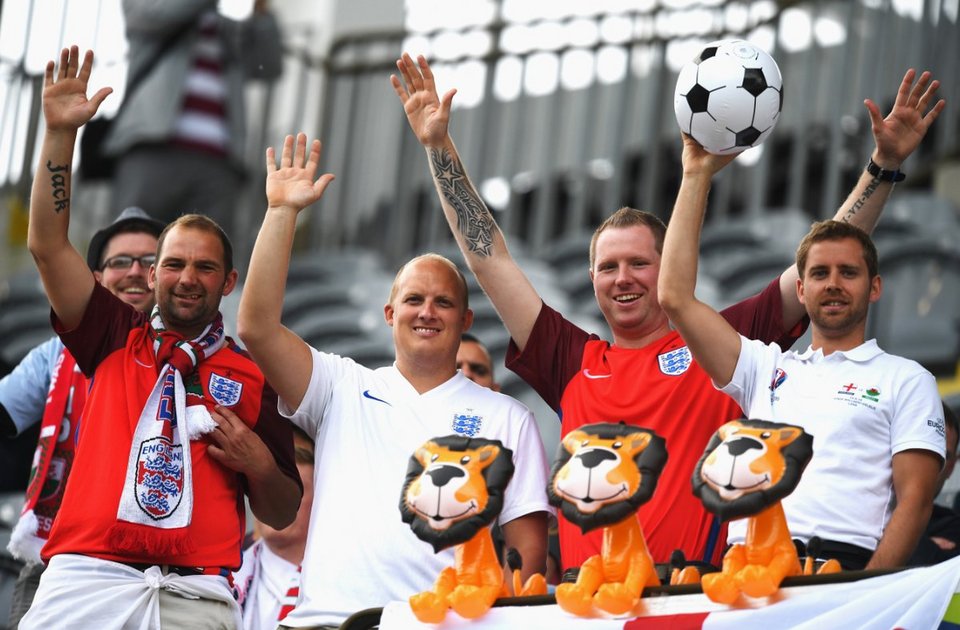 Η Βασίλισσα Ελισάβετ έγινε... πανό και πήγε στο EURO 2016 [εικόνες] | iefimerida.gr 1