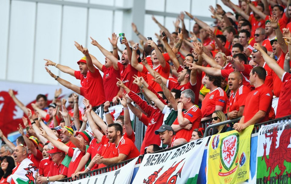 Η Βασίλισσα Ελισάβετ έγινε... πανό και πήγε στο EURO 2016 [εικόνες] | iefimerida.gr 2