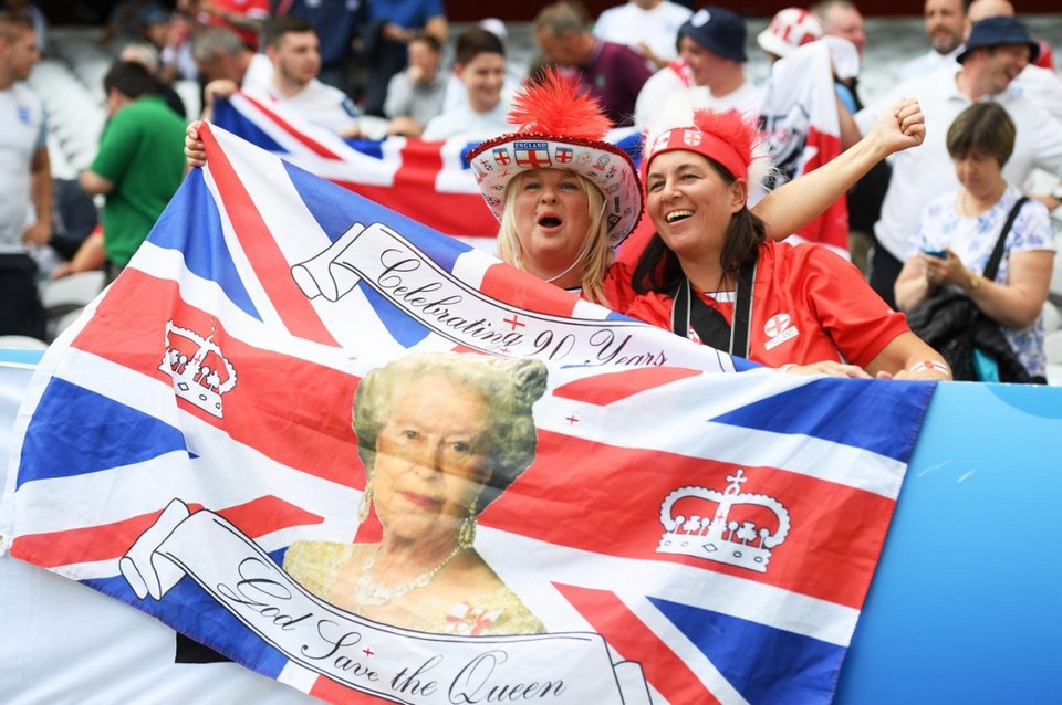 Η Βασίλισσα Ελισάβετ έγινε... πανό και πήγε στο EURO 2016 [εικόνες] | iefimerida.gr 3