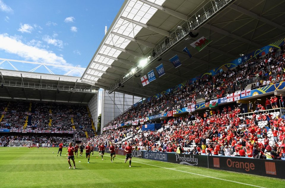 Η Βασίλισσα Ελισάβετ έγινε... πανό και πήγε στο EURO 2016 [εικόνες] | iefimerida.gr 4