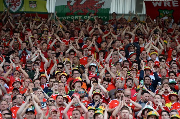 Η Βασίλισσα Ελισάβετ έγινε... πανό και πήγε στο EURO 2016 [εικόνες] | iefimerida.gr 5