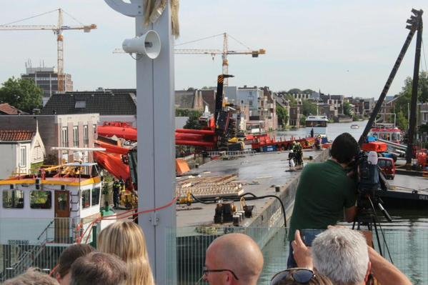 Παραλίγο τραγωδία στην Ολλανδία: Επεσαν δύο γερανοί σε σπίτια - 20 τραυματίες [εικόνες & βίντεο] | iefimerida.gr 1