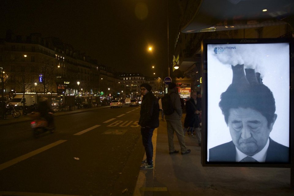 Γέμισε το Παρίσι αφίσες κατά των ηγετών -Τους κατηγορούν για την κλιματική αλλαγή [εικόνες] | iefimerida.gr 0