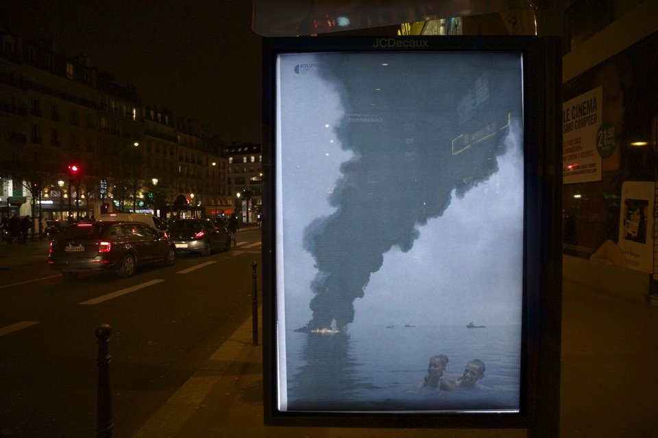 Γέμισε το Παρίσι αφίσες κατά των ηγετών -Τους κατηγορούν για την κλιματική αλλαγή [εικόνες] | iefimerida.gr 3