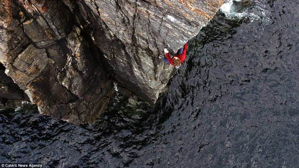 Αναρρίχηση με γυμνά χέρια σε κάθετο βράχο - Οι φωτογραφίες που κόβουν την ανάσα [εικόνες&βίντεο] | iefimerida.gr 2