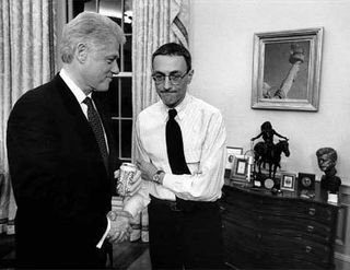 Τζον Ποντέστα: Ο Ελληνας πίσω από τους Κλίντον -Γιατί η Χίλαρι λέει πως της είναι απαραίτητος [εικόνες & βίντεο] | iefimerida.gr 6