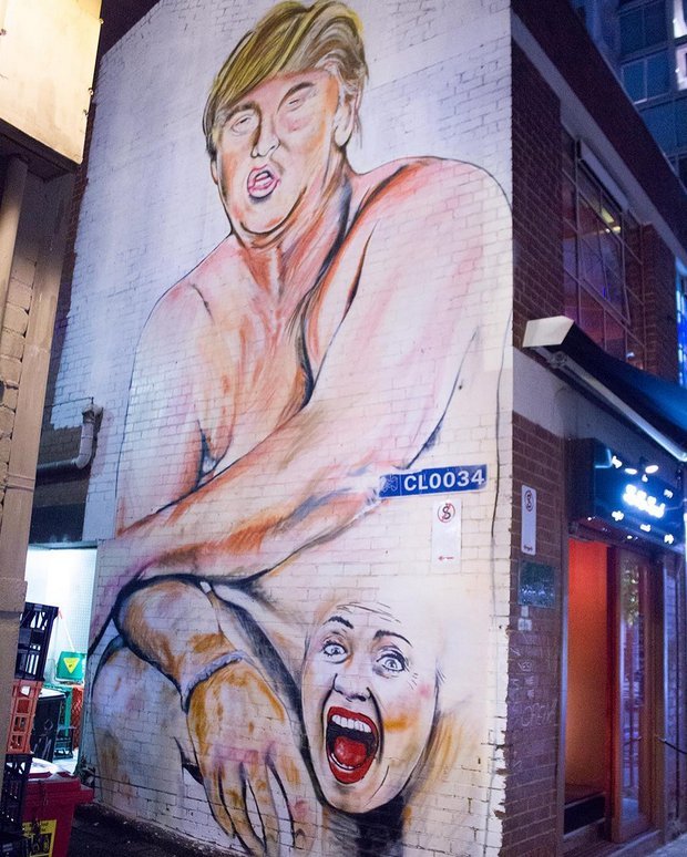 Εφτιαξε γκράφιτι της Κλίντον με αποκαλυπτικό μαγιό -Μετά από τις αντιδράσεις την «έντυσε» μουσουλμάνα [εικόνες & βίντεο] | iefimerida.gr 2