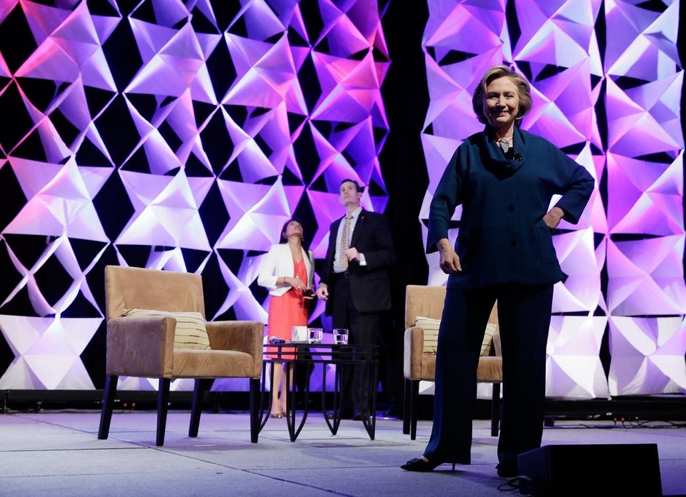 Αυτή είναι η γυναίκα που πέταξε παπούτσι στην Χίλαρι Κλίντον [εικόνες & βίντεο] | iefimerida.gr 5