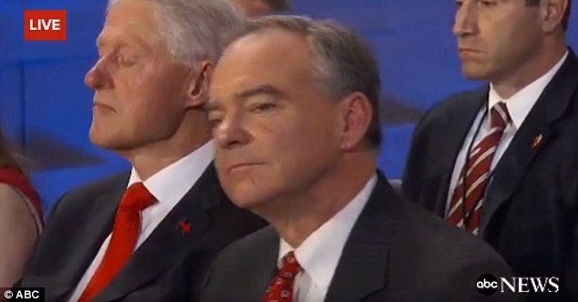 Ο Μπιλ Κλίντον... κοιμάται την ώρα της ιστορικής ομιλίας της συζύγου του, Χίλαρι! [εικόνες & βίντεο] | iefimerida.gr 0