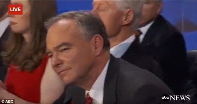 Ο Μπιλ Κλίντον... κοιμάται την ώρα της ιστορικής ομιλίας της συζύγου του, Χίλαρι! [εικόνες & βίντεο] | iefimerida.gr 1