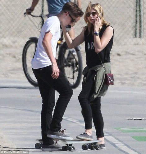 Η «νέα γενιά» φλερτάρει: 17χρονη ανερχόμενη ηθοποιός το νέο αμόρε του 15χρονου γιου του Μπέκαμ [εικόνες] | iefimerida.gr 0