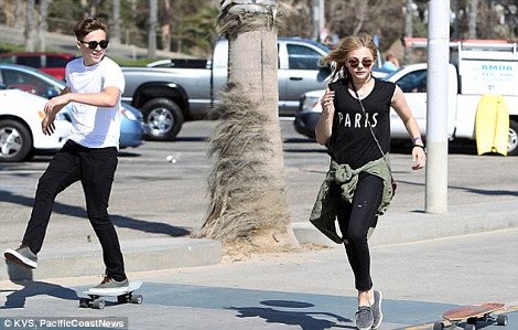 Η «νέα γενιά» φλερτάρει: 17χρονη ανερχόμενη ηθοποιός το νέο αμόρε του 15χρονου γιου του Μπέκαμ [εικόνες] | iefimerida.gr 1