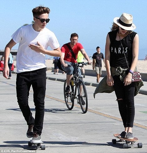 Η «νέα γενιά» φλερτάρει: 17χρονη ανερχόμενη ηθοποιός το νέο αμόρε του 15χρονου γιου του Μπέκαμ [εικόνες] | iefimerida.gr 2