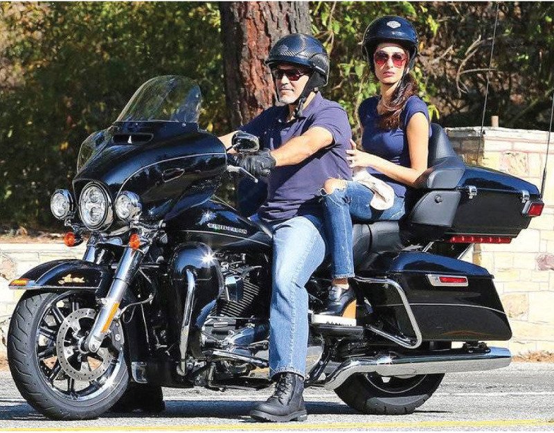 Τζορτζ Κλούνεϊ και Αμάλ στην Harley Davidson που δωρίζει ο διάσημος ηθοποιός