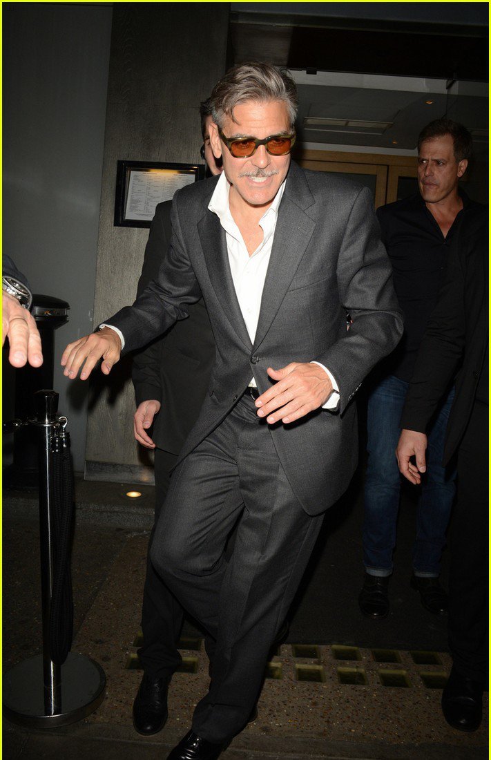 O Tζορτζ Κλούνεϊ με γεροντο-μουστάκι βγαίνει τρεκλίζοντας από το Nobu [εικόνες] | iefimerida.gr 1