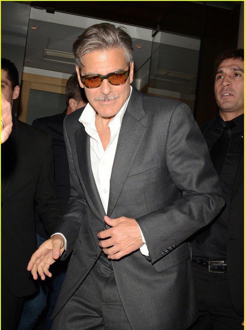 O Tζορτζ Κλούνεϊ με γεροντο-μουστάκι βγαίνει τρεκλίζοντας από το Nobu [εικόνες] | iefimerida.gr 2