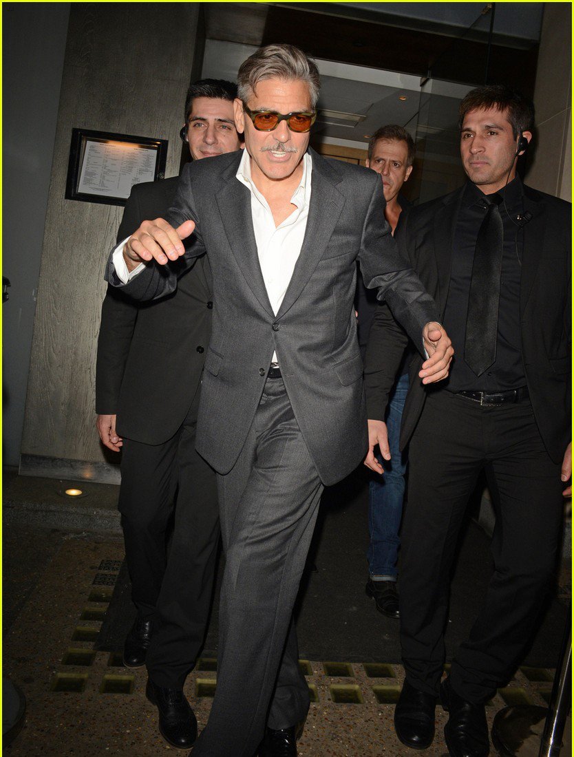 O Tζορτζ Κλούνεϊ με γεροντο-μουστάκι βγαίνει τρεκλίζοντας από το Nobu [εικόνες] | iefimerida.gr 3