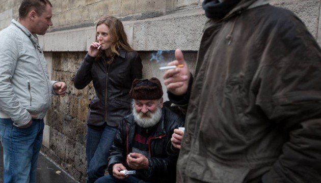 Πρώην υπουργός καπνίζει με αστέγους στο πεζοδρόμιο και προκαλεί σάλο στη Γαλλία [εικόνες] | iefimerida.gr 0