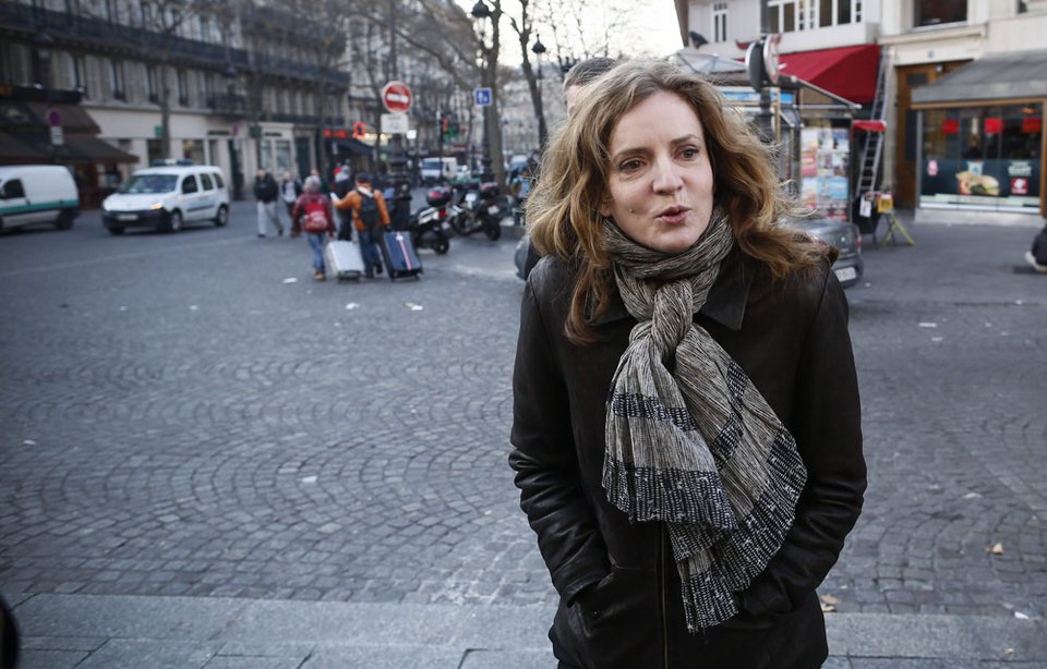 Πρώην υπουργός καπνίζει με αστέγους στο πεζοδρόμιο και προκαλεί σάλο στη Γαλλία [εικόνες] | iefimerida.gr 9