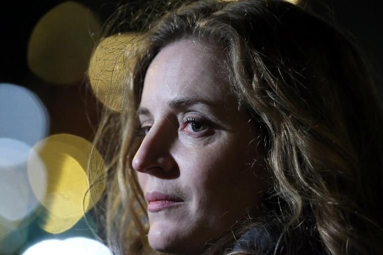 Πρώην υπουργός καπνίζει με αστέγους στο πεζοδρόμιο και προκαλεί σάλο στη Γαλλία [εικόνες] | iefimerida.gr 3